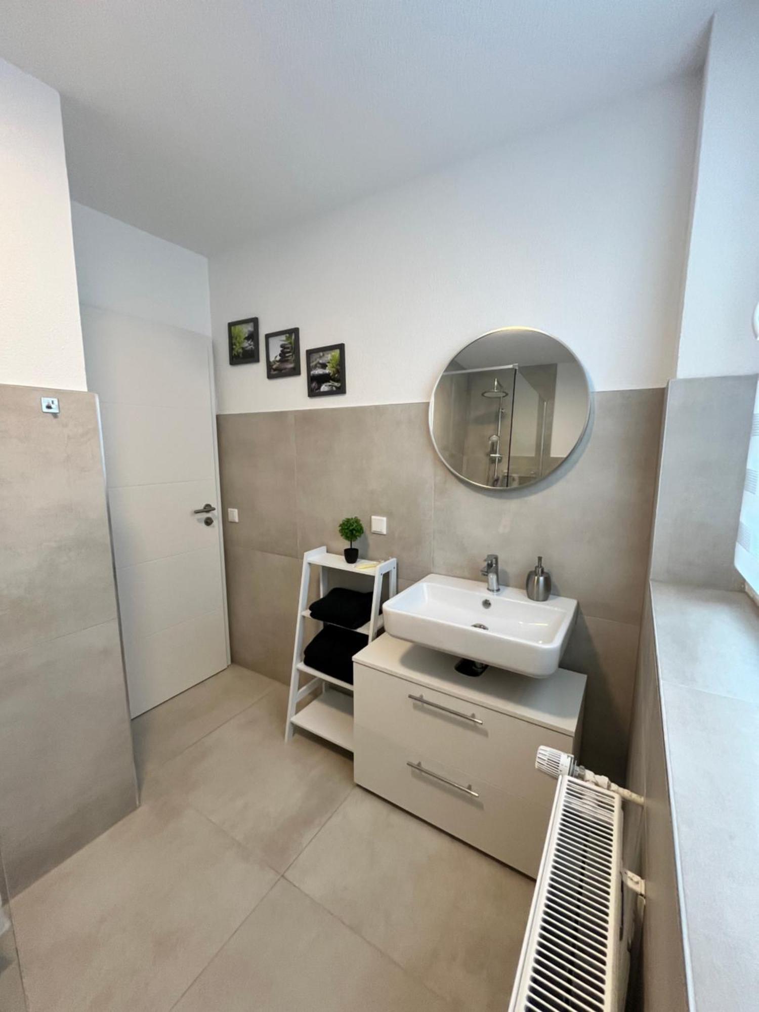 Appartment New York Naehe Duesseldorf, Messe, Hbf, City, Wifi, Helios Hospital Krefeld Buitenkant foto